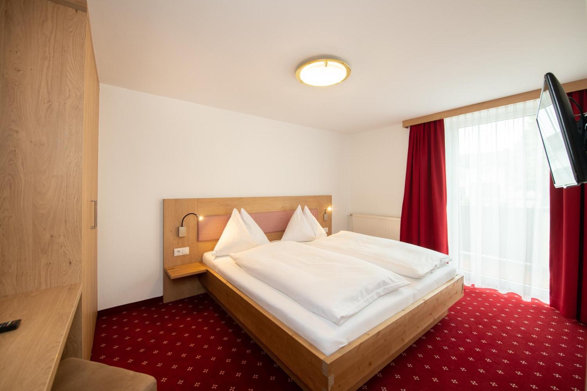 Hotel Gasthof Kroell - Inkl Nationalpark-Karte, 1 X Grossglockner Hochalpenstrasse Kostenlos, 1X Gerlos Alpenstrasse Kostenlos, Krimmler Wasserfaelle Kostenlos, Verschiedene Bergbahnen Kostenlos, Badesee Kostenlos, Bus & Zug Kostenlos, Genusskueche, נידרנסיל מראה חיצוני תמונה