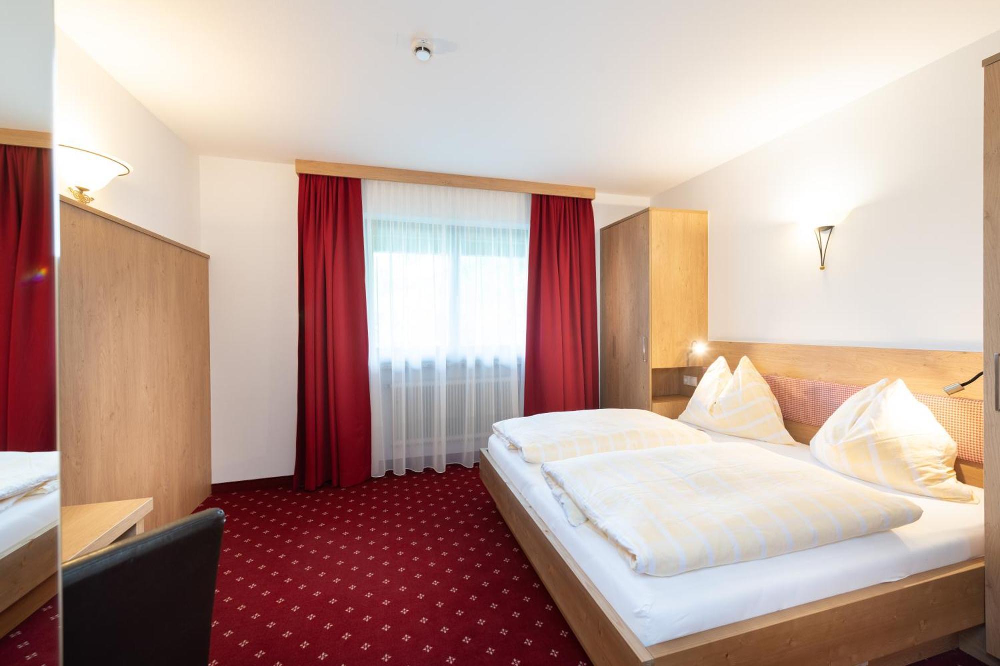 Hotel Gasthof Kroell - Inkl Nationalpark-Karte, 1 X Grossglockner Hochalpenstrasse Kostenlos, 1X Gerlos Alpenstrasse Kostenlos, Krimmler Wasserfaelle Kostenlos, Verschiedene Bergbahnen Kostenlos, Badesee Kostenlos, Bus & Zug Kostenlos, Genusskueche, נידרנסיל מראה חיצוני תמונה