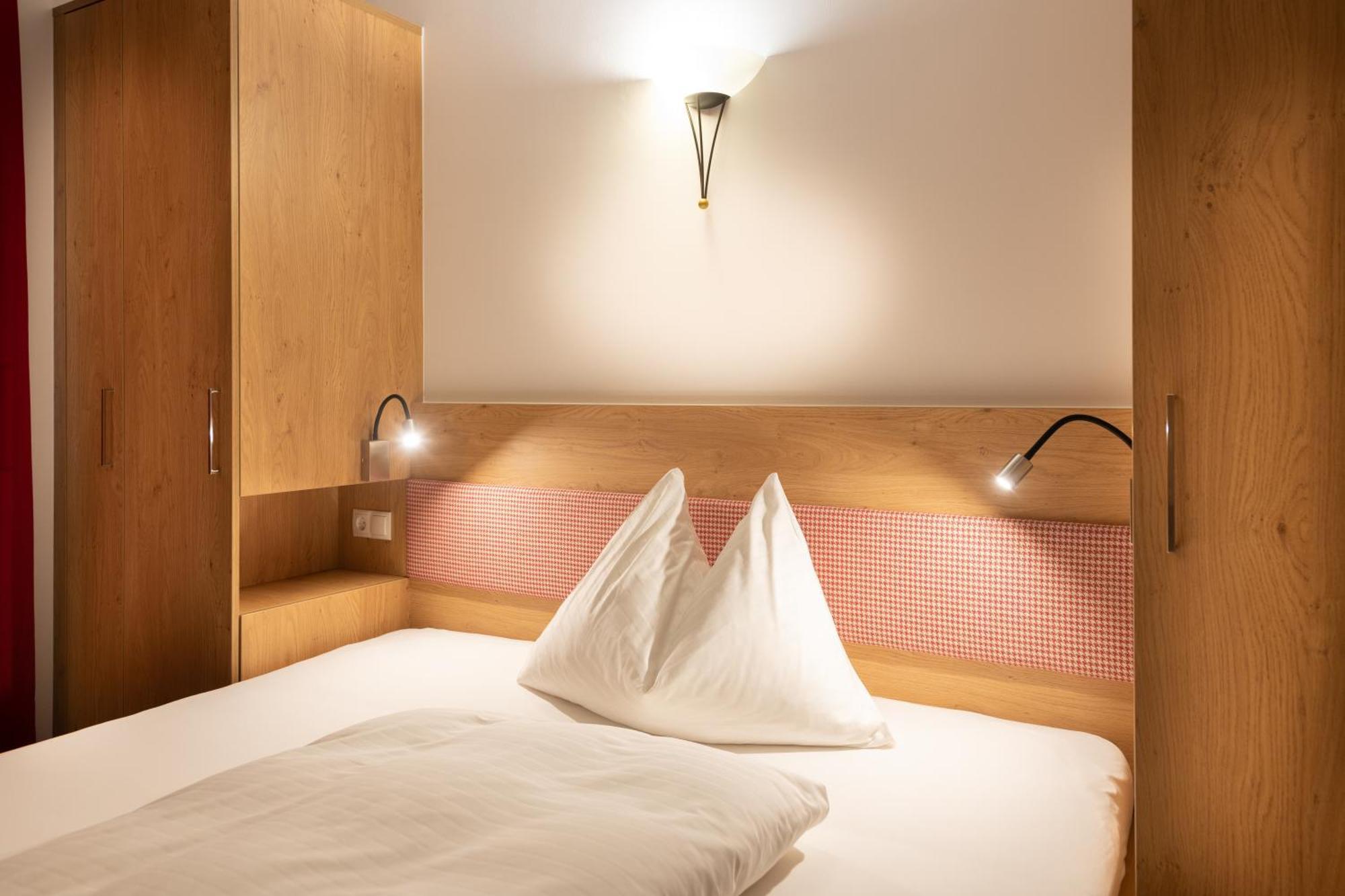 Hotel Gasthof Kroell - Inkl Nationalpark-Karte, 1 X Grossglockner Hochalpenstrasse Kostenlos, 1X Gerlos Alpenstrasse Kostenlos, Krimmler Wasserfaelle Kostenlos, Verschiedene Bergbahnen Kostenlos, Badesee Kostenlos, Bus & Zug Kostenlos, Genusskueche, נידרנסיל מראה חיצוני תמונה