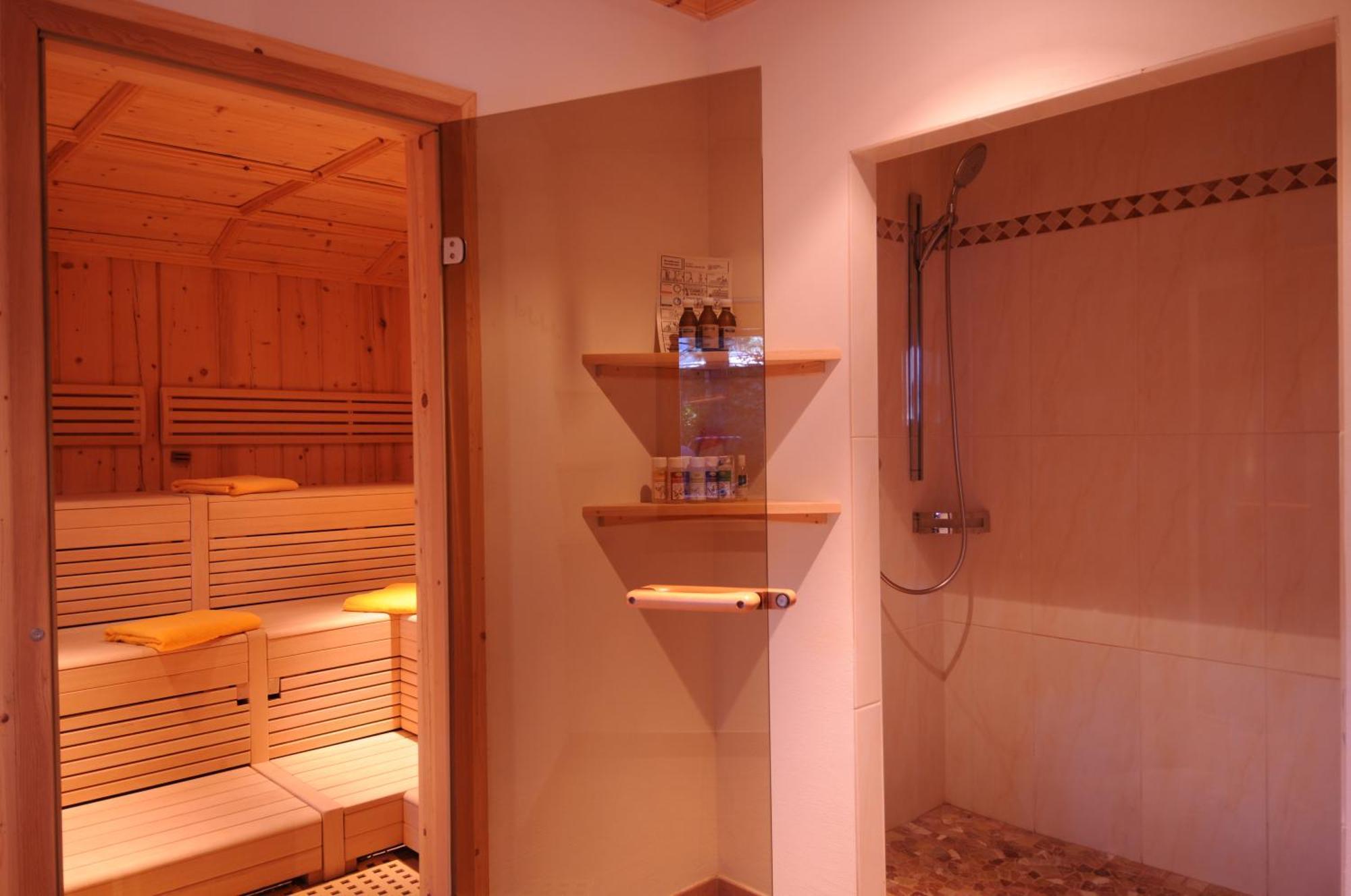Hotel Gasthof Kroell - Inkl Nationalpark-Karte, 1 X Grossglockner Hochalpenstrasse Kostenlos, 1X Gerlos Alpenstrasse Kostenlos, Krimmler Wasserfaelle Kostenlos, Verschiedene Bergbahnen Kostenlos, Badesee Kostenlos, Bus & Zug Kostenlos, Genusskueche, נידרנסיל מראה חיצוני תמונה